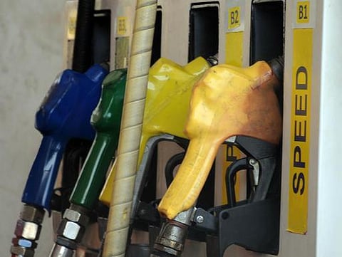 பெட்ரோல் விலை லிட்டருக்கு ரூ.2.42, டீசல் விலை லிட்டருக்கு ரூ.2.25 குறைப்பு