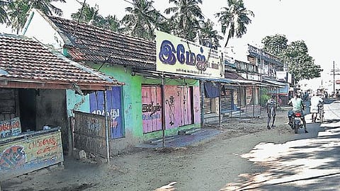 ஜல்லிக்கட்டுக்கு தடை: கடைகள் அடைப்பு﻿- வீடுகளில் கருப்புக் கொடி ஏற்றி எதிர்ப்பு﻿﻿