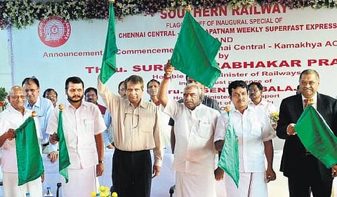 ரயில்களில் பயணிகளின் பாதுகாப்புக்காக செல்போன்களில் புதிய ‘சேஃப்டி அப்’ அப்ளிகேஷன் அறிமுகம்: நாடு முழுக்க 6 மாதத்தில் செயல்படுத்தப்படும்- ரயில்வே அமைச்சர்