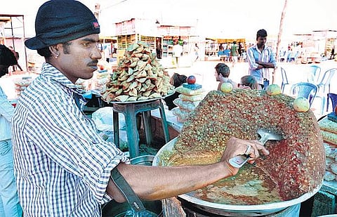 5 ஆண்டுகளில் 50-க்கும் மேற்பட்ட சிறுவர்கள் மீட்பு﻿: மெரினாவில் சுண்டல் விற்கும் திருமலையின் தன்னார்வ சேவை﻿