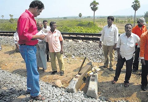 வாணியம்பாடி அருகே பெரும் விபத்து தவிர்ப்பு: தண்டவாள கான்கிரீட் ஸ்லீப்பர் உடைந்து ரயில் இன்ஜின் சேதம்