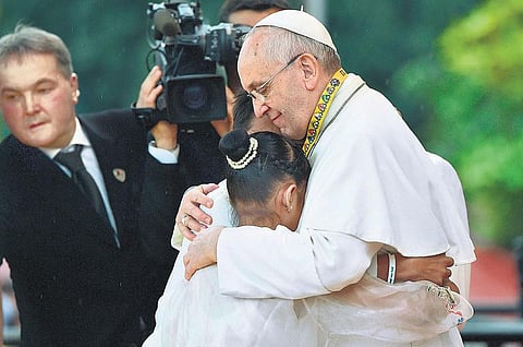 எங்களுக்கு ஏன் இந்த நிலைமை? சிறுமியின் கேள்வியால் தவித்த போப்﻿