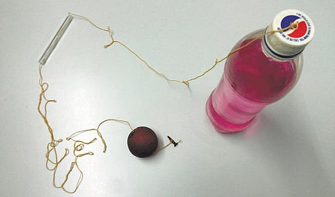 தானாக மேலே வரும் பாட்டில்!