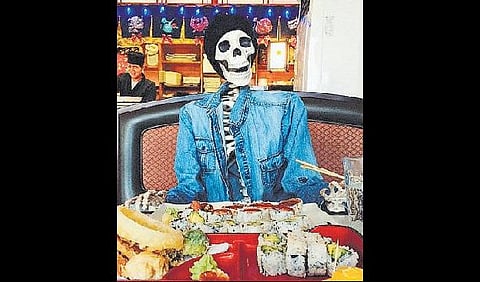 உலக மசாலா: இன்ஸ்டாகிராம் பிரபலம் ஸ்கெல்லி (எலும்புக்கூடு!)