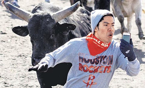 ரணகளத்திலும் செல்ஃபி எடுப்போம்ல!