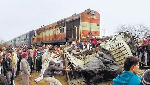 ஹரியாணாவில் ஆளில்லா ரயில்வே கேட்டில் வேன் மீது ரயில் மோதியதில் 12 பேர் பலி﻿