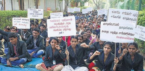 வாக்குறுதிகளை நிறைவேற்றக் கோரி வனக் கல்லூரி மாணவர்கள் போராட்டம்