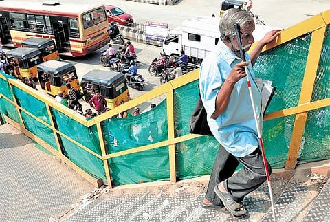 பூங்கா ரயில் நிலையம் அருகே உயரமான நடைமேம்பாலம்﻿: முதியோர்கள் செல்லமுடியாமல் அவதி﻿﻿ - உங்கள் குரலில் பொதுமக்கள் புகார்﻿