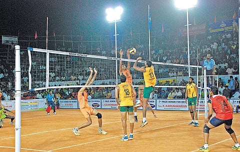 பர்கூரில் அகில இந்திய கைப்பந்து போட்டி: முதல் போட்டியில் தமிழ்நாடு அணி வெற்றி﻿