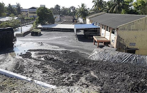 ராணிப்பேட்டை அருகே பரிதாபம்﻿: தோல் கழிவுநீர் தொட்டி உடைந்து 10 தொழிலாளர்கள் பலி﻿ - இறந்தவர்களில் 9 பேர் மேற்கு வங்கத்தைச் சேர்ந்தவர்கள்﻿