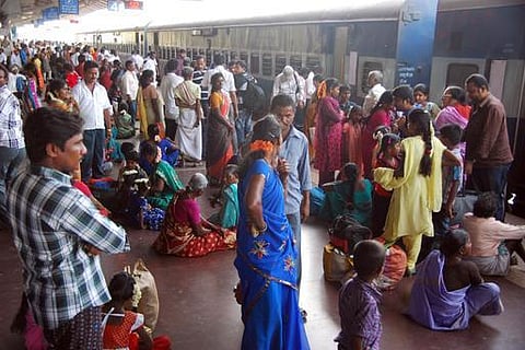 முன்பதிவு டிக்கெட் மூலம் உறவினர்கள் பயணம் செய்வது எப்படி? - தெற்கு ரயில்வே அதிகாரிகள் விளக்கம்