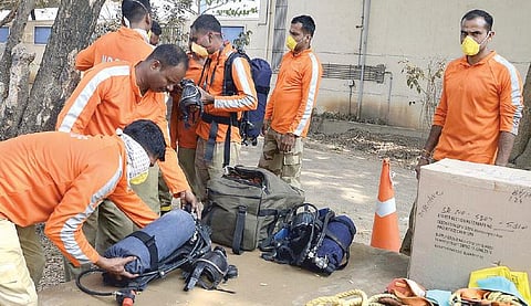 10 பேர் பலியான ராணிப்பேட்டை சிப்காட் வளாகத்தில்﻿ தோல் கழிவுகளை அகற்றும் பணி தீவிரம்﻿: பேரிடர் மீட்புப் படையினர் குவிந்தனர்﻿