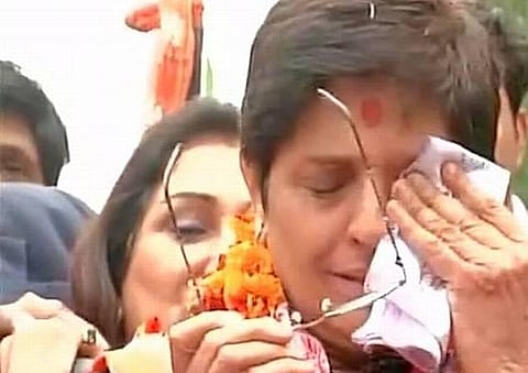 டெல்லி பிரச்சாரத்தில் கண்ணீர் சிந்தி உருகிய இரும்புப் பெண் கிரண் பேடி