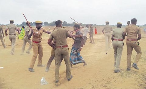 திட்டக்குடி அருகே மணல் குவாரி முற்றுகை﻿: போலீஸ் தடியடி, பெண்கள் உட்பட 17 பேர் காயம்﻿