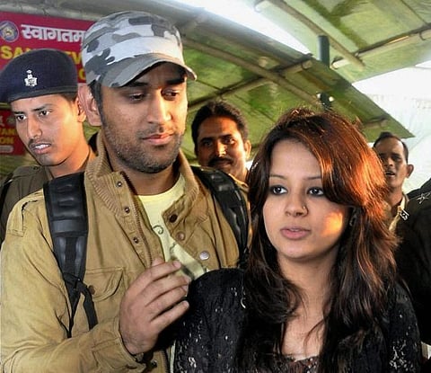 சாக்‌ஷிக்கு பெண் குழந்தை: தந்தையானார் தோனி