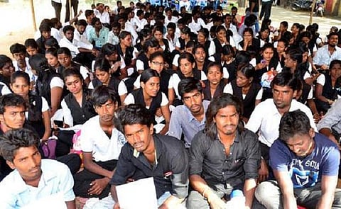 போராட்டம் 4-வது நாளாக நீடிப்பு: சென்னை அரசு சட்டக் கல்லூரி மாணவர்கள் 12 பேர் காலவரையற்ற உண்ணாவிரதம்