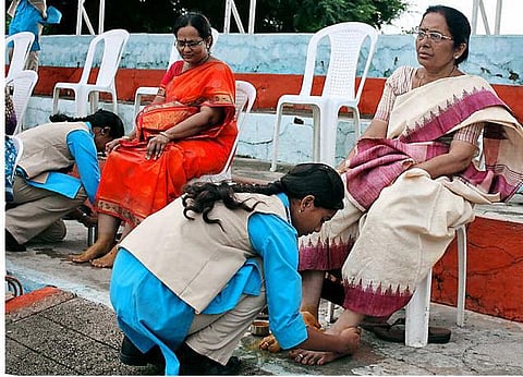 காதலர் தினம் இனி பெற்றோர் தினம்: சத்தீஸ்கர் பாஜக அரசு அதிகாரபூர்வ அறிவிப்பு