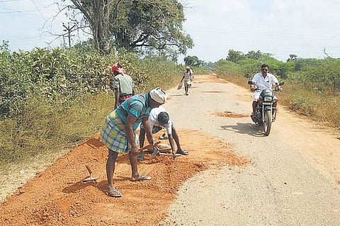 கவரப்பேட்டை ஏ.என்.குப்பம் சாலையில் 5 ஆண்டுகளுக்குப் பிறகு சீரமைப்புப் பணி﻿: ‘தி இந்து’ செய்தி எதிரொலி﻿