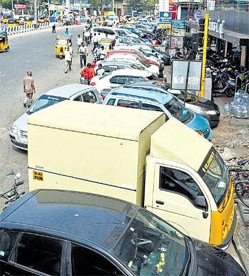 சென்னையில் சாலையை ஆக்கிரமிக்கும் கடைகள், வணிக நிறுவனங்கள்﻿: அவதிப்படும் மக்கள்: கவனிப்பார்களா அதிகாரிகள்?