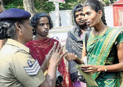 மாநகராட்சி ஆணையர் மீது நடவடிக்கை எடுக்க வேண்டும்﻿: கமிஷனர் அலுவலகத்தில் திருநங்கைகள் புகார்﻿