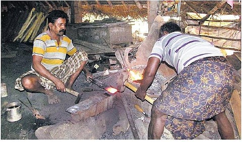 என்றுமே மவுசு குறையாத மண்வெட்டிகள்﻿: புதுக்கோட்டை கீரமங்கலத்தில் தயாரிப்பு தீவிரம்