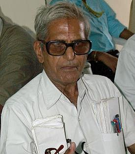 அனுமதியின்றி பிளக்ஸ் போர்டு வைத்த அமைச்சர் மீது வழக்கு﻿