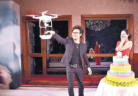 சீன நடிகையின் விநோத நிச்சயதார்த்தம்: பொம்மை விமானத்தில் ராக் பாடகர் அனுப்பிய மோதிரத்தை அணிந்தார்﻿