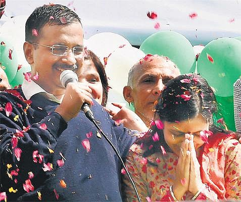 மனைவிக்கு மரியாதை﻿ அளித்த கேஜ்ரிவால்