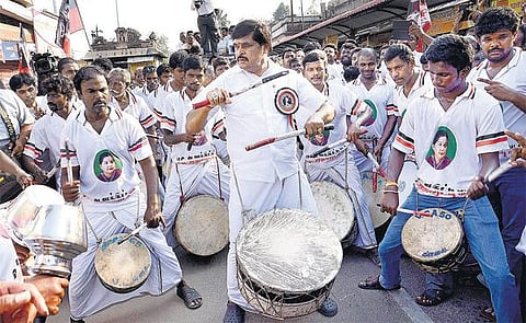 ஆடல், பாடலுடன் ஓய்ந்தது இறுதி பிரச்சாரம்