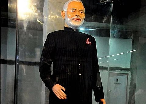 கடைசி நாளில் பலரும் போட்டியிட்டதால் பரபரப்பு﻿﻿: மோடி பெயர் பொறித்த கோட் ரூ.4.31 கோடிக்கு ஏலம்﻿- சூரத் வைர நிறுவன வியாபாரி வாங்கினார்