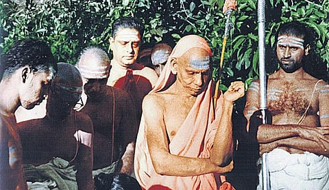 சூரிய சந்திரரைக் கொண்டு பாலூட்டும் தாய்﻿