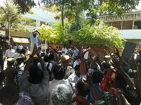 ரசிகர்களை சந்தித்த ரஜினிகாந்த்