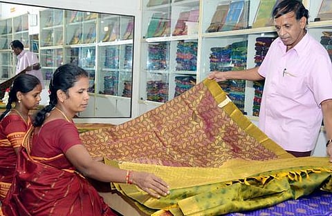 நெசவாளர்-வாடிக்கையாளர் பிணைப்பு ஏற்படுத்த கோ-ஆப்டெக்ஸ் சேலை வாங்குவோருக்கு ‘நன்றி’ சொல்லும் நெசவாளர்கள்