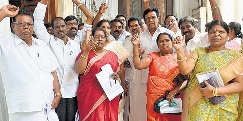 பன்றிக் காய்ச்சல் பற்றி பேச அனுமதி மறுப்பு﻿: மன்றக் கூட்டத்தில் திமுக வெளிநடப்பு﻿