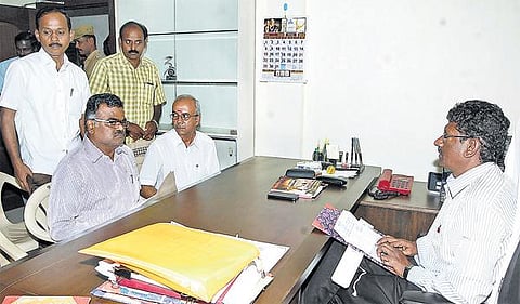 பஞ்சமி நிலத்தை குவாரி அதிபர்கள் வாங்கினார்களா?﻿- பதிவுத்துறை அதிகாரிகளிடம் சகாயம் விசாரணை