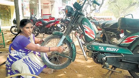 பஞ்சர் கடை லதா﻿