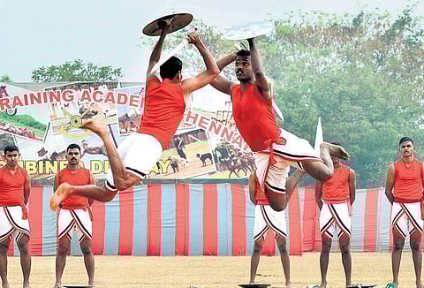 பரங்கிமலை ராணுவ பயிற்சி மையத்தில் ராணுவ வீரர்களின் சாகச நிகழ்ச்சி - பார்வையாளர்கள் மகிழ்ச்சி