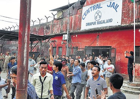 பார்வை: கவுரவத்தின் அடையாளமா பெண்?