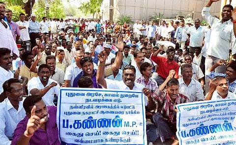 புதுச்சேரி நகராட்சி ஊழியர்கள் போராட்டம் எதிரொலி: கண்ணன் எம்.பி. மீது வழக்குப் பதிவு