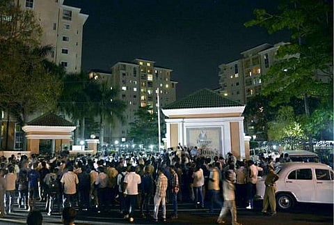 மணல் கடத்தலுக்கு எதிராக செயல்பட்ட பெங்களூரு ஐ.ஏ.எஸ். அதிகாரி மர்ம மரணம்: சிபிஐ விசாரணை கோரி கோலார் மக்கள் போராட்டம்