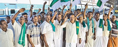 நிலம் கையகப்படுத்துதல் சட்டத்தை எதிர்த்து நாடாளுமன்றம் முற்றுகை﻿: 300 தமிழக விவசாயிகள் டெல்லி புறப்பட்டனர்﻿ - உழவர் உழைப்பாளர் கட்சித் தலைவர் கே.செல்லமுத்து பேட்டி﻿