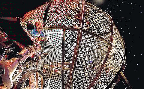 கூண்டுக்குள் மோட்டார் சுற்றும் அதிசயம்﻿