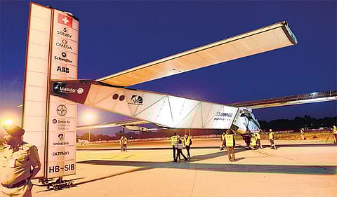 சூரிய மின் ஆற்றலில் உலகைச் சுற்றிவரும் சோலார் இம்பல்ஸ்-2 விமானம் வாரணாசிக்குப் பறந்தது﻿﻿