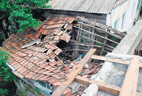 எதனால் சரிகின்றன கட்டிடங்கள்?﻿