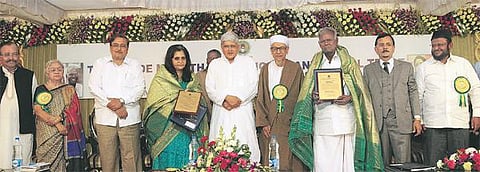 காயிதே மில்லத் கல்வி மற்றும் சமூக அறக்கட்டளை சார்பில் நல்லகண்ணு, தீஸ்தா சீதல்வாட்டுக்கு காயிதே மில்லத் விருது﻿: கோபாலகிருஷ்ண காந்தி வழங்கினார்﻿