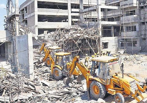 திருவாரூர் மத்திய பல்கலைக்கழக வளாகத்தில்﻿ கட்டிட முகப்பு இடிந்து விழுந்து தொழிலாளர்கள் 5 பேர் பலி﻿: 16 பேர் காயம்; 4 பேர் கைது﻿