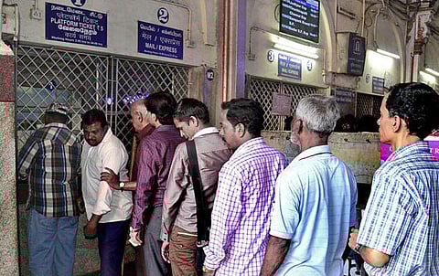 ரயில் நிலையங்களில் பிளாட்பார்ம் டிக்கெட் கட்டணம் ரூ.10 ஆக உயர்வு: நாளை முதல் நடைமுறை