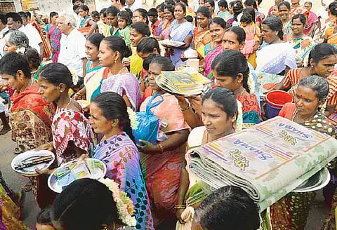 பள்ளிக்கு கற்றல் உபகரணங்கள், பொருட்களை வாங்கி﻿ கல்வி சீர்வரிசை அளித்த மக்கள்﻿﻿: ஆண்டு விழா செலவை பயனுள்ளதாக்க புதிய முயற்சி﻿