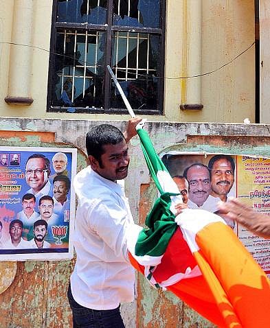 புதுச்சேரி பாஜக அலுவலகம் மீது இளைஞர் காங்கிரஸார் தாக்குதல்