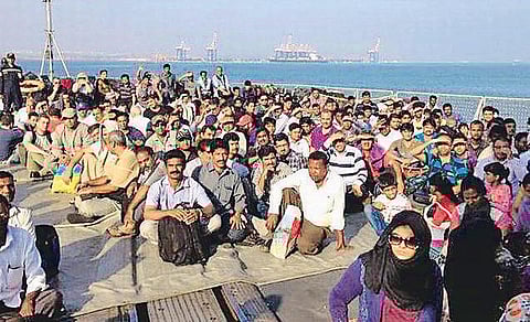 ஐஎன்எஸ் மும்பை போர்க்கப்பல் மூலம்﻿﻿ ஏமனில் இருந்து 440 பேர் மீட்பு﻿: கிளர்ச்சிப் படைகள் மீது தாக்குதல் தீவிரம்